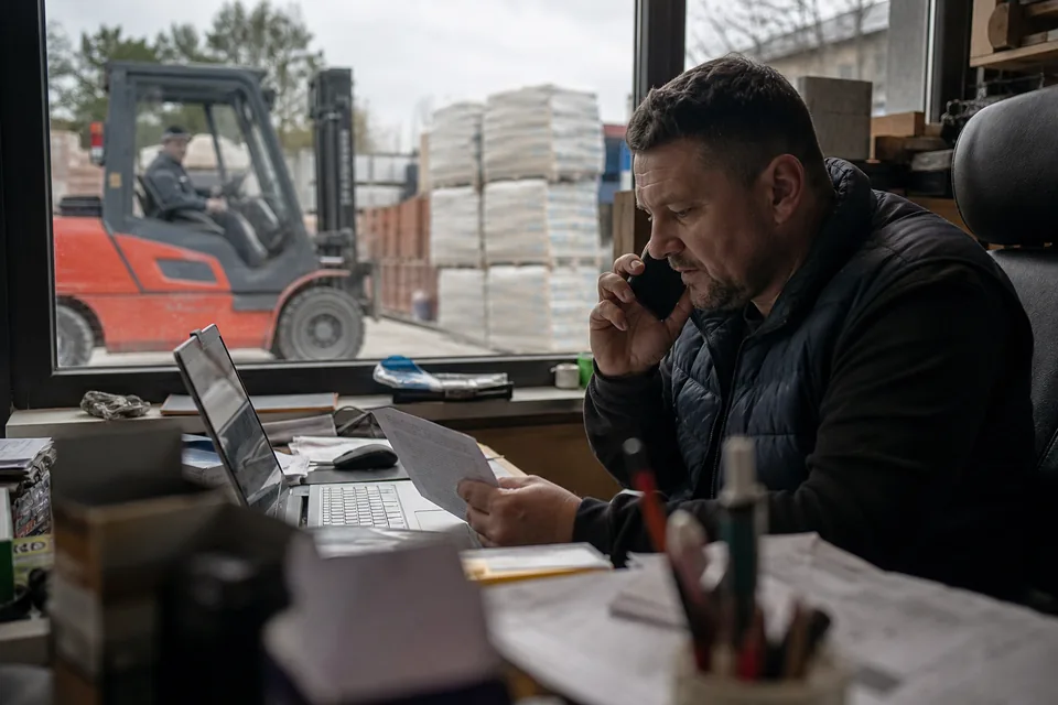 Jak sprawdzić, czy firma ma komornika, zanim wyślesz towar
